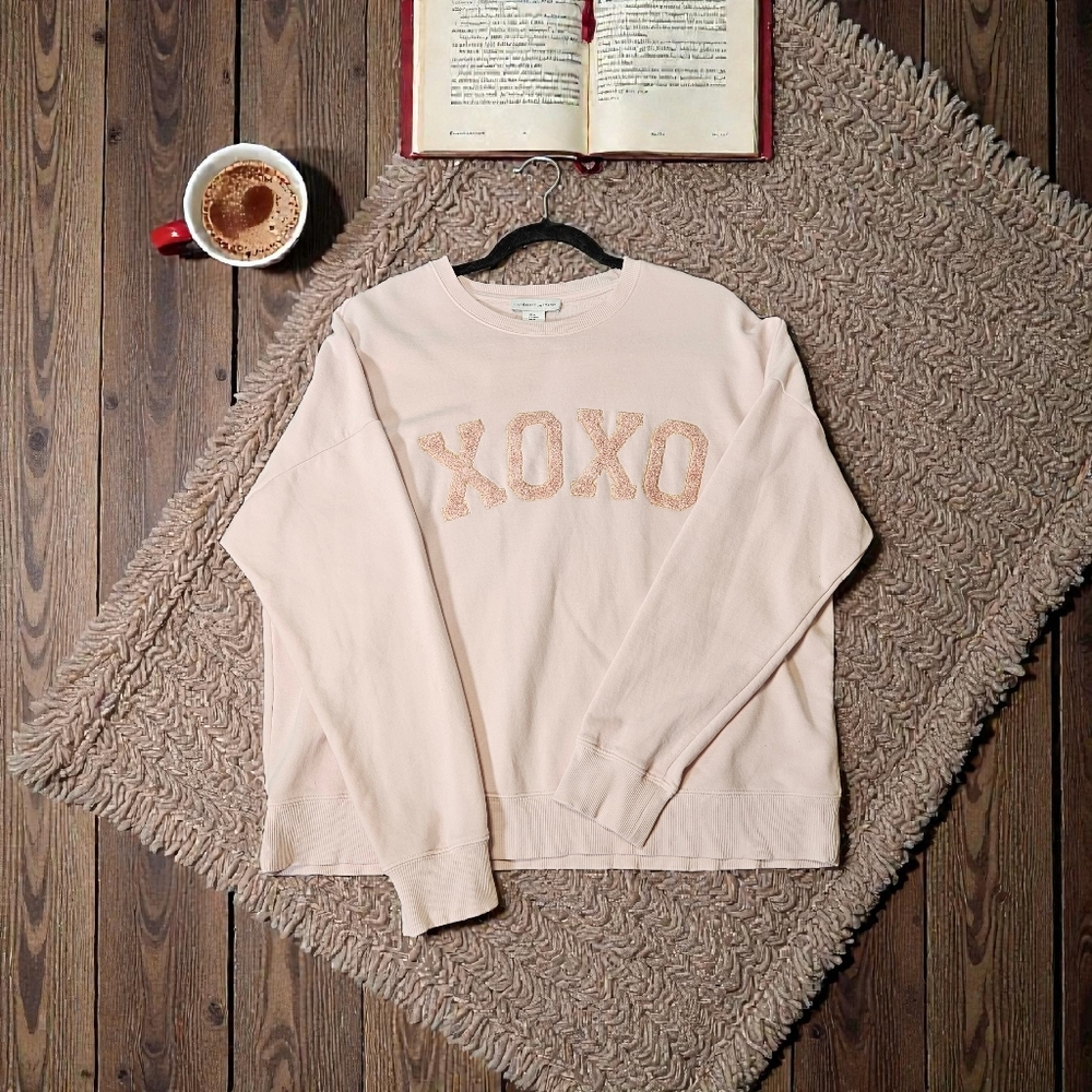 💕 Cupcakes & Cashmere “XOXO” Sweatshirt – Women’s Medium